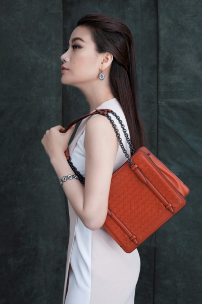 Trương ngọc ánh sang trọng với phụ kiện bottega veneta