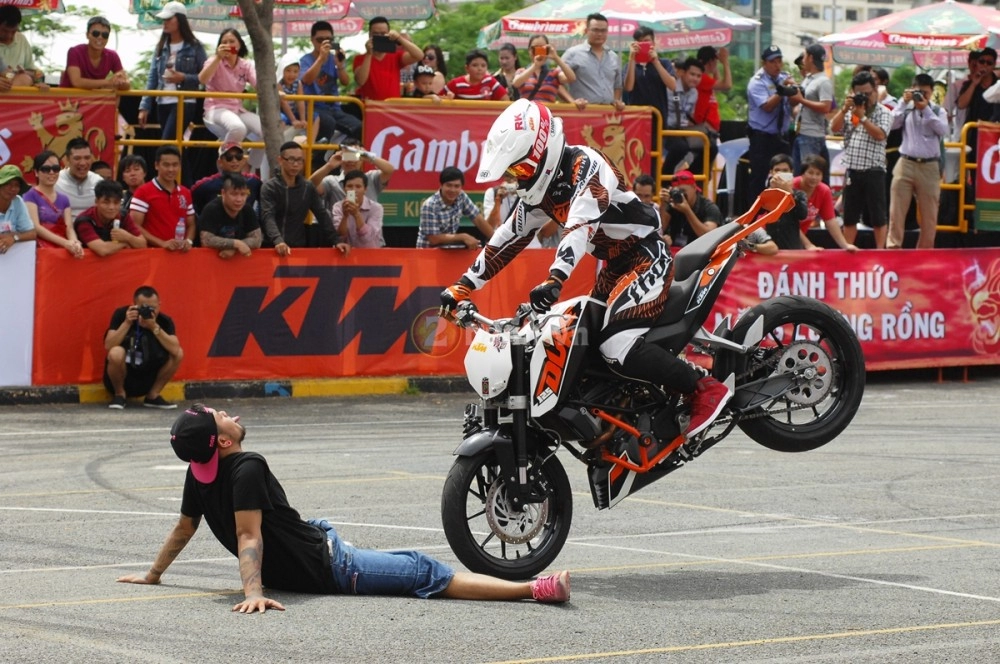 Xem màn trình diễn thót tim tại vietnam motorbike festival 2014