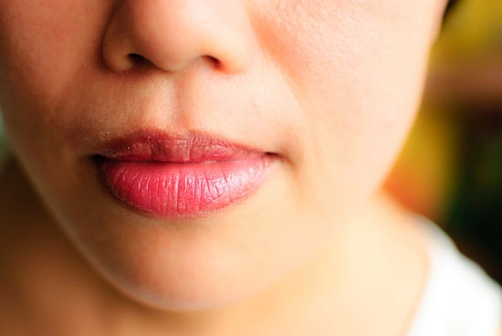 7 bước tô son để môi căng mọng