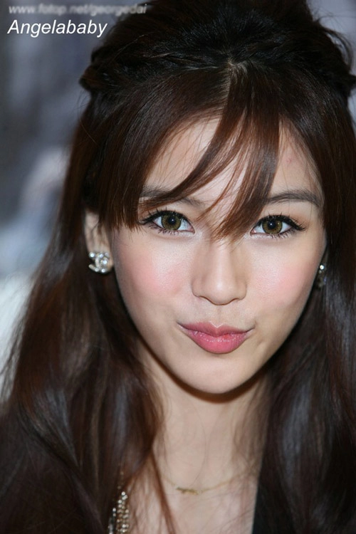 Angelababy lộ độn cằm xấu xí