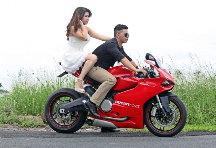 Bộ ảnh cưới tuyệt đẹp của cặp đôi sài thành bên cạnh ducati 899 panigale