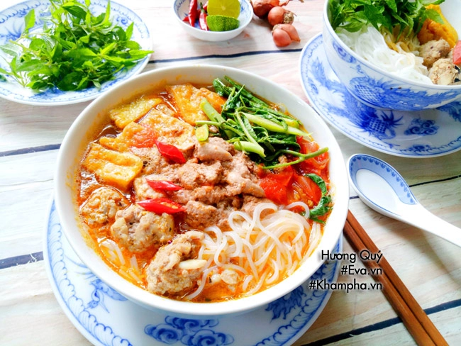 Bún riêu cua chả mực vừa quen vừa lạ chào ngày mới