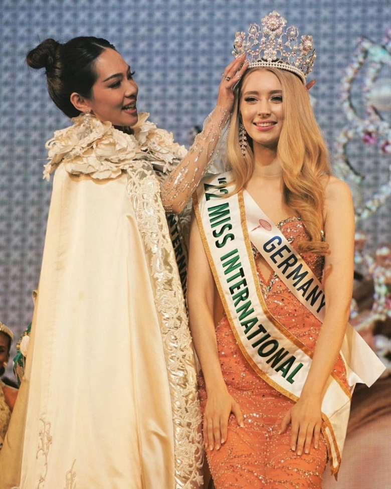 ceo mỹ cảnh tặng miss international 2022 trang sức ngọc trai