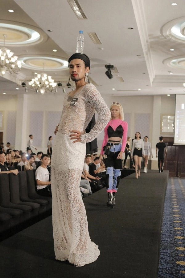 Chàng trai diện váy cô dâu catwalk với chai nước suối trên đầu gây chú ý tại next top