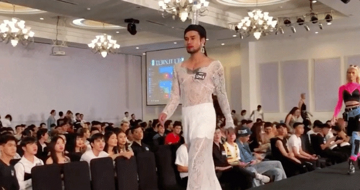 Chàng trai diện váy cô dâu catwalk với chai nước suối trên đầu gây chú ý tại next top