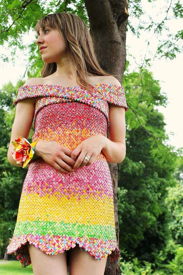 Chiếc váy làm ròng rã 4 năm trời từ hơn 10 ngàn chiếc vỏ kẹo