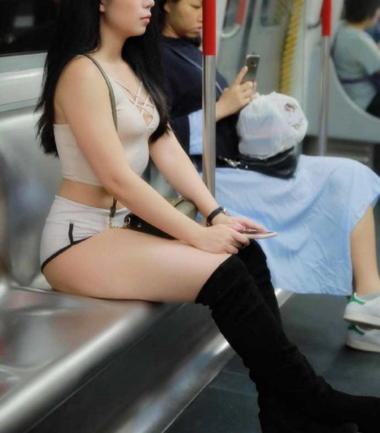 Cô gái đi tàu điện ngầm nhưng mặc quần bó chẽn thiếu hụt vải người qua đường ai cũng chê phản cảm