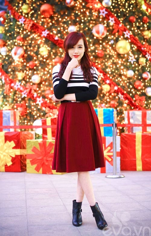 Công sở tỏa sáng với sắc đỏ trong mùa noel