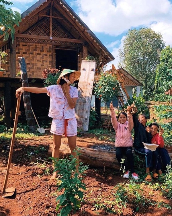 Đầu thập kỷ hhen niê vẫn trung thành đội nón lá mặc đồ bộ đi làm rẫy