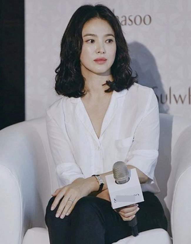 Đến song hye kyo cũng mắc lỗi cơ bản với áo sơ mi sơ hở là nội y biểu tình