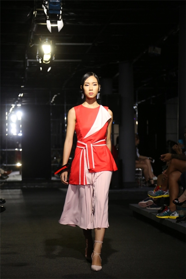 Diễm hương tái xuất sàn catwalk sau nghi án bí mật sinh con