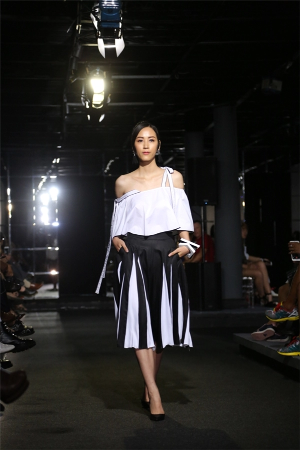 Diễm hương tái xuất sàn catwalk sau nghi án bí mật sinh con