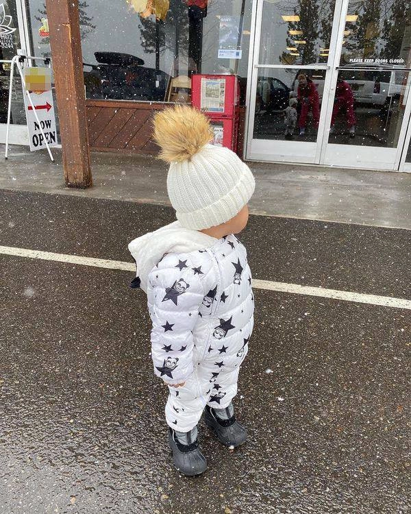 Diện trang phục trượt tuyết con trai phạm hương mới hơn 1 tuổi mà trông đầy chững chạc