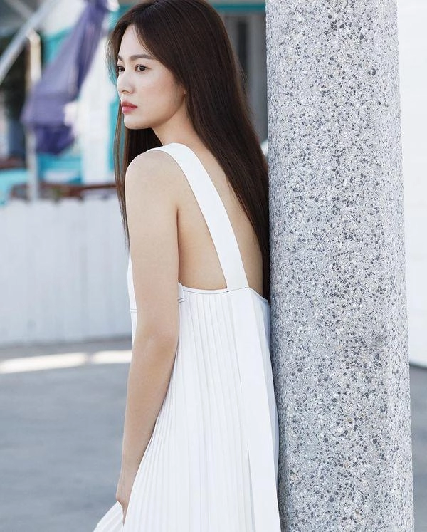 Diện váy ngắn tối giản với dép lê song hye kyo vẫn toát lên thần thái ngời ngời