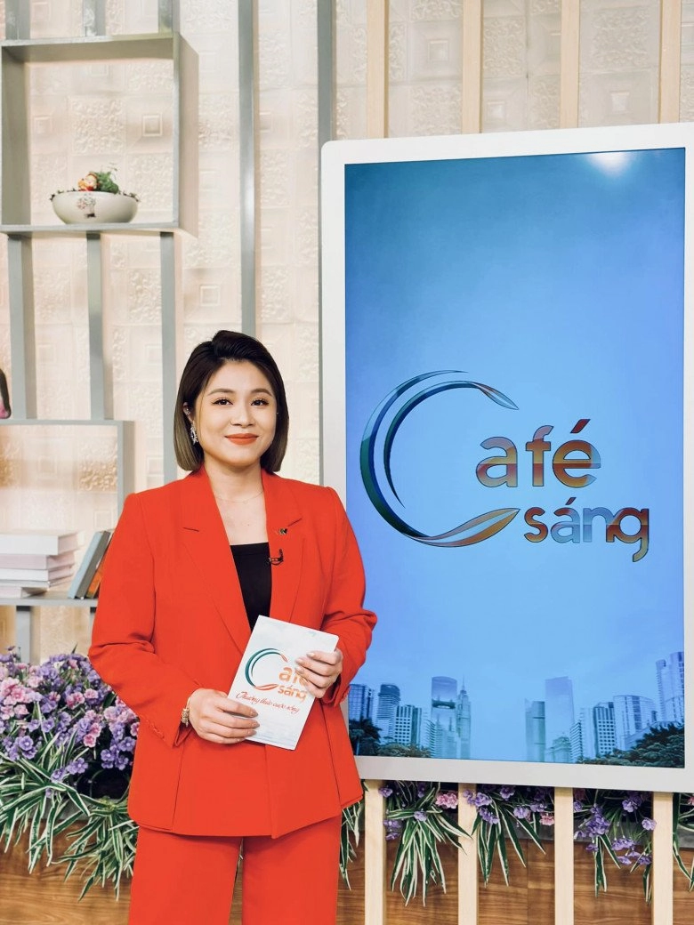 Độc lạ vtv cựu mc chúng tôi là chiến sĩ bầu hơn 16 tuần vẫn ăn diện lên sóng như chưa có gì