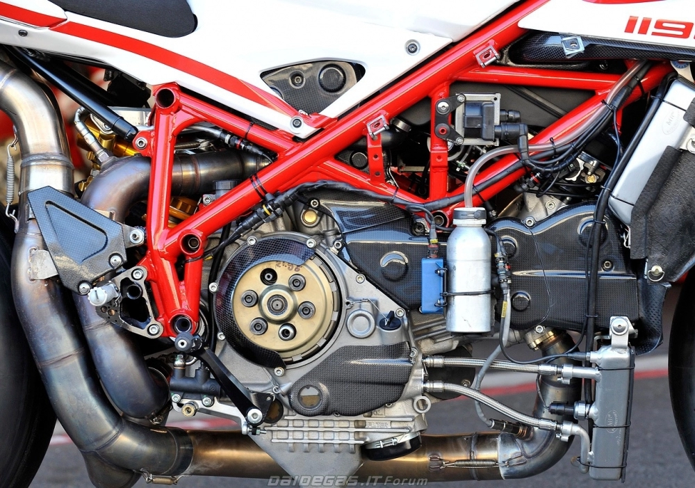 Ducati 1198 độc lạ trên sân đua