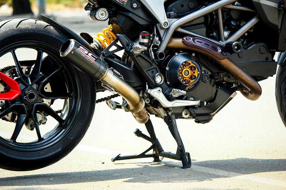 Ducati hyperstrada với bộ cánh sơn tem đấu siêu ngầu của biker sài gòn