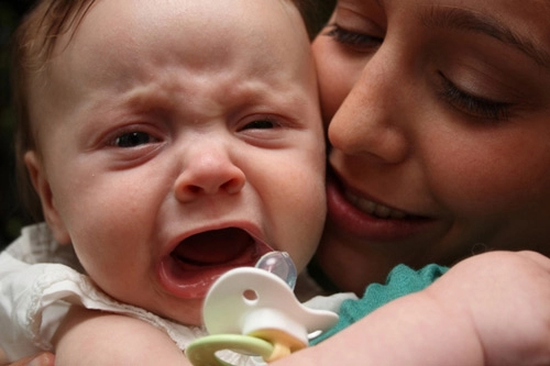 Giải cứu bé khóc vì vía nặng