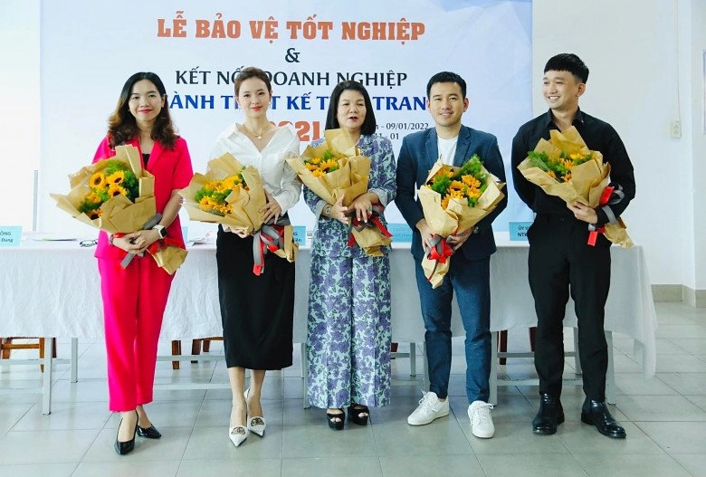 Giảng viên đại học nổi nhất vbiz đi dạy thanh lịch xuống phố ăn mặc như người phản diện