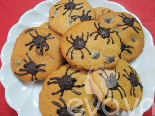 Halloween làm bánh quy nhện ăn nào