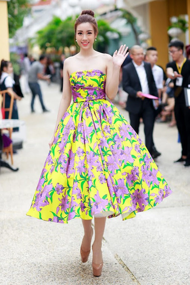 Hoa hậu mỹ linh hạ gục mọi ánh nhìn khi đi xem thời trang