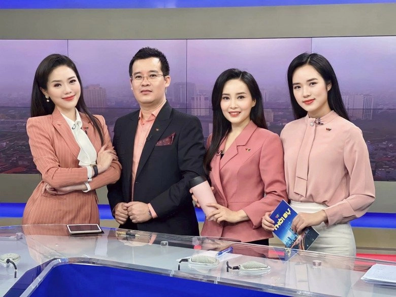 hoa khôi vtv lên đồ đi làm như nữ sinh nhật bản xinh nhất dàn mc thời sự nhờ món không ngờ