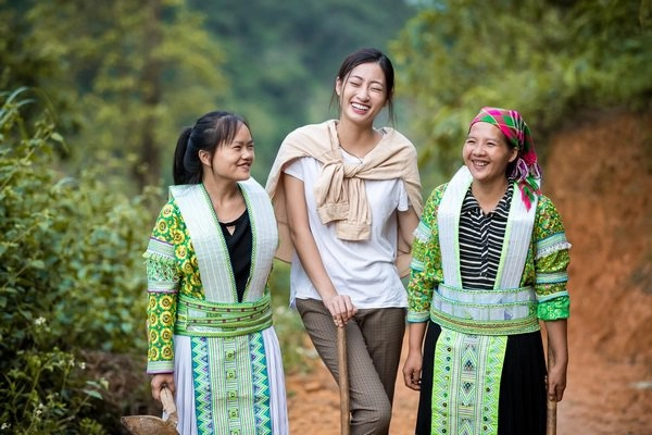 Khéo như tân hoa hậu lương thuỳ linh diện áo phông quần vải xuề xoà vẫn ghi điểm tuyệt đối