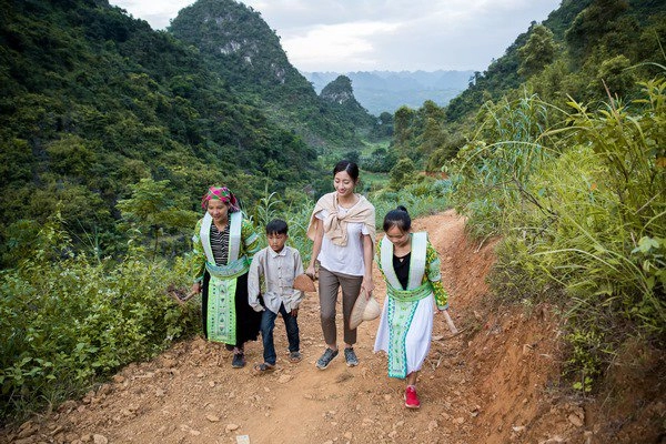 Khéo như tân hoa hậu lương thuỳ linh diện áo phông quần vải xuề xoà vẫn ghi điểm tuyệt đối