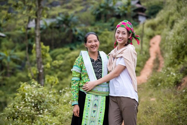 Khéo như tân hoa hậu lương thuỳ linh diện áo phông quần vải xuề xoà vẫn ghi điểm tuyệt đối