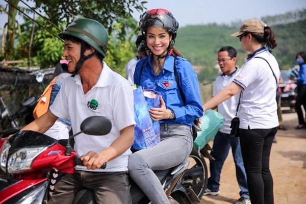 Khéo như tân hoa hậu lương thuỳ linh diện áo phông quần vải xuề xoà vẫn ghi điểm tuyệt đối