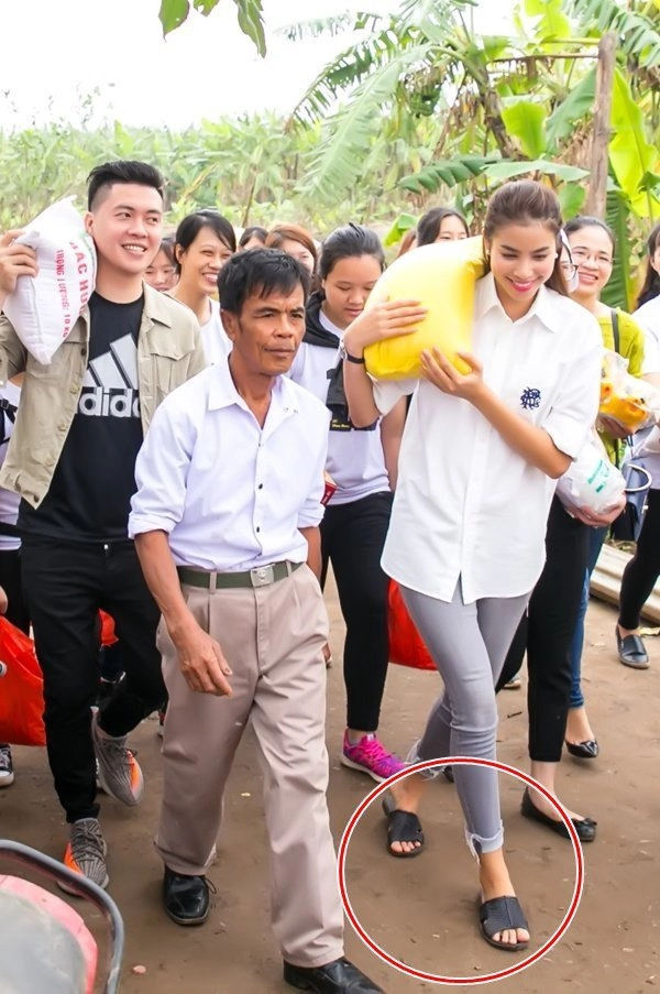 Khéo như tân hoa hậu lương thuỳ linh diện áo phông quần vải xuề xoà vẫn ghi điểm tuyệt đối