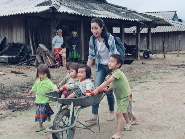 Khéo như tân hoa hậu lương thuỳ linh diện áo phông quần vải xuề xoà vẫn ghi điểm tuyệt đối