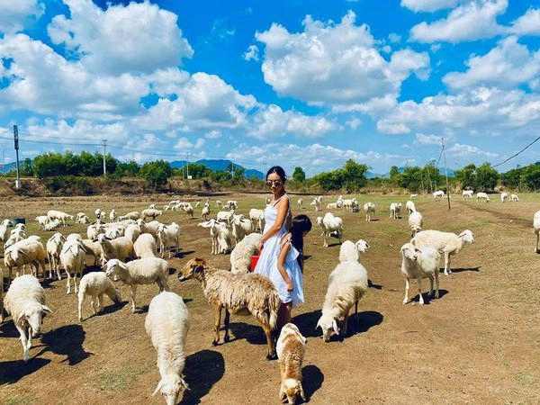 Khoe hình gia đình đẹp như mơ đoan trang và con gái hút sóng bởi màn lên đồ ăn ý