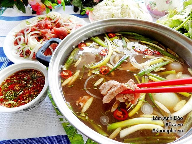 Lẩu bò nhúng mắm me nóng bỏng lưỡi ngày lạnh