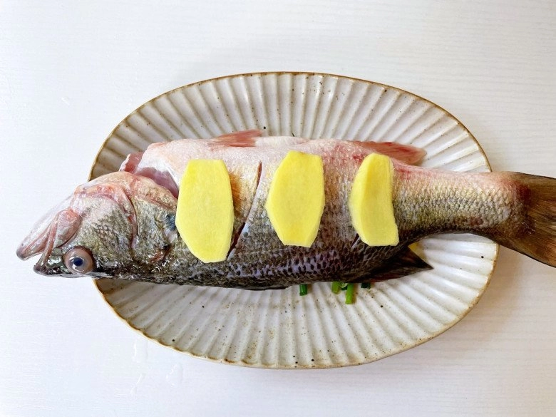 Loại cá thịt ngọt ít xương giá ở mức trung bình đem nấu kiểu này được món ngon thanh mát không hề tanh cho ngày hè