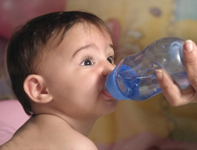 Lượng nước cần cho bé theo từng độ tuổi