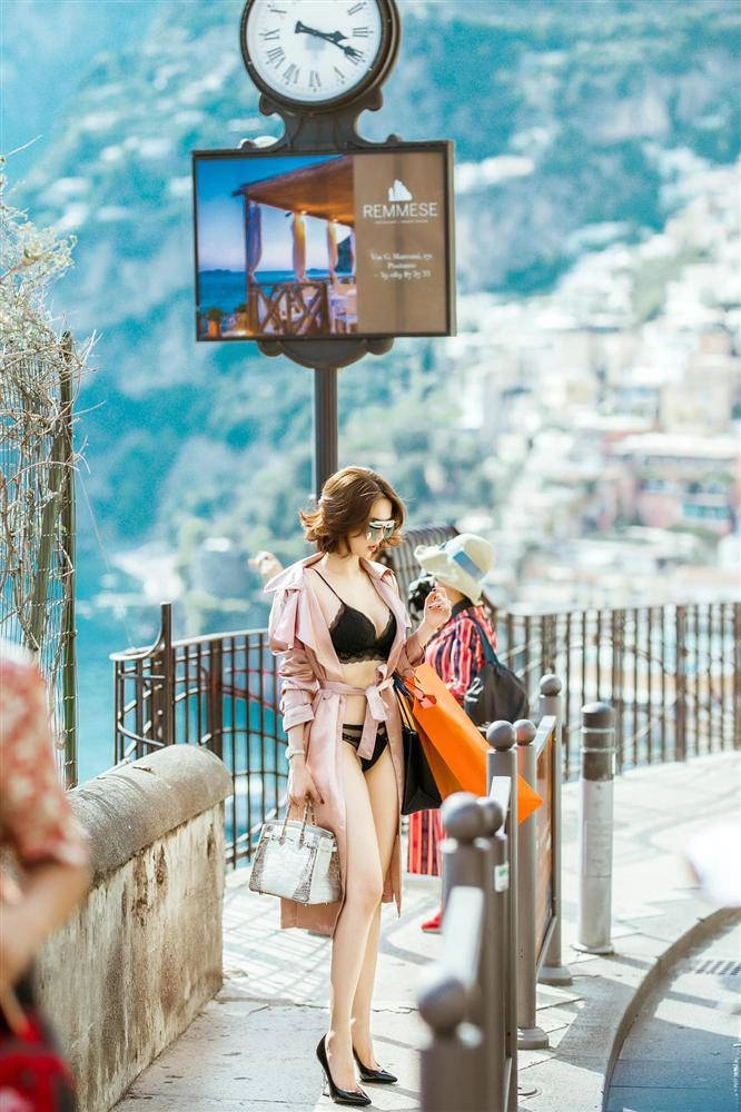 Mặc bikini đi biển chưa đủ nóng ngọc trinh tiếp tụcdiện nội y ren tung tăng giữa phố tây