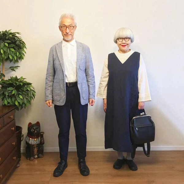 Mấy ai được như cặp vợ chồng này ngoài 60 tuổi vẫn ngày ngày diện đồ đôi tình bể bình
