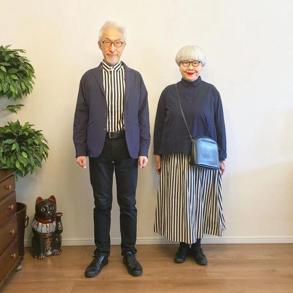 Mấy ai được như cặp vợ chồng này ngoài 60 tuổi vẫn ngày ngày diện đồ đôi tình bể bình
