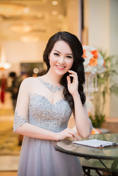 Nguyễn thị loan khoe lưng trần trắng mịn trong gió lạnh