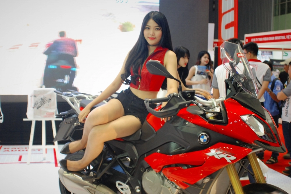 Những bóng hồng xinh đẹp tại triển lãm vietnam motorcycle show 2016