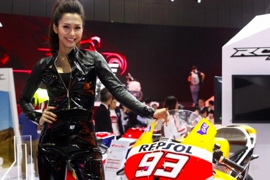 Những bóng hồng xinh đẹp tại triển lãm vietnam motorcycle show 2016