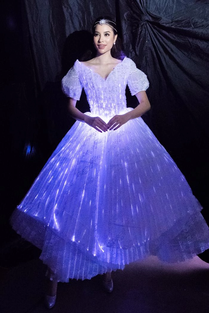 Phạm hương diện váy phát sáng làm công chúa xinh đẹp của hoa hậu h hen niê