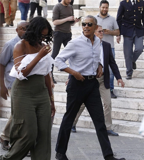 Phu nhân cựu tổng thống obama bất ngờ gợi cảm trên phố