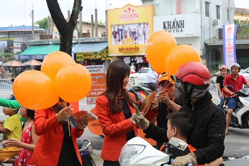 Sắc cam xuống phố mưng festival huê 2016