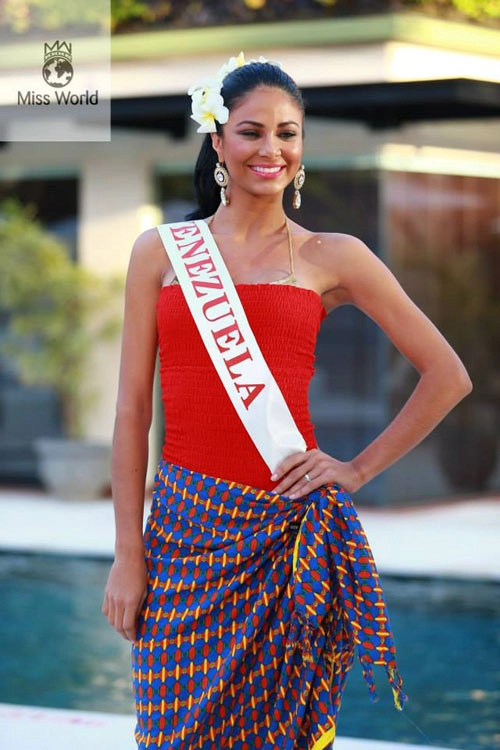 Thí sinh miss world mặc kín mít thi áo tắm