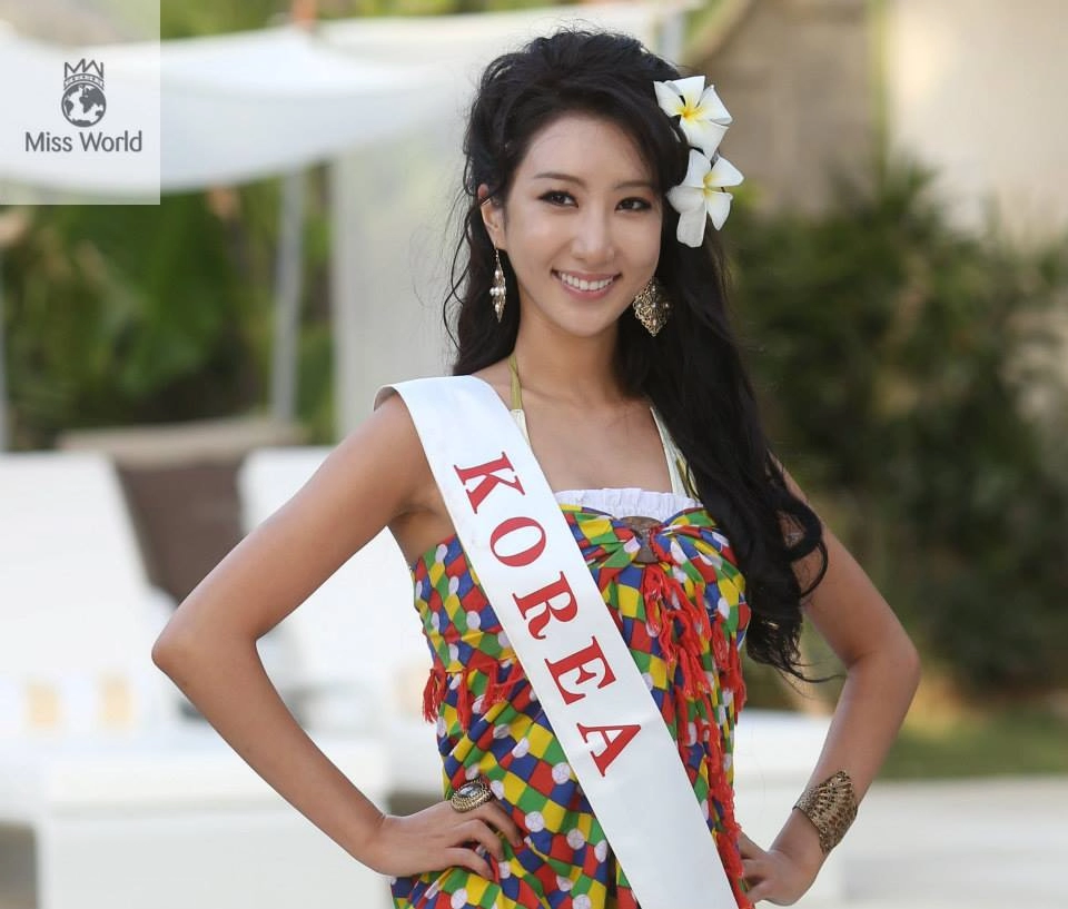 Thí sinh miss world mặc kín mít thi áo tắm