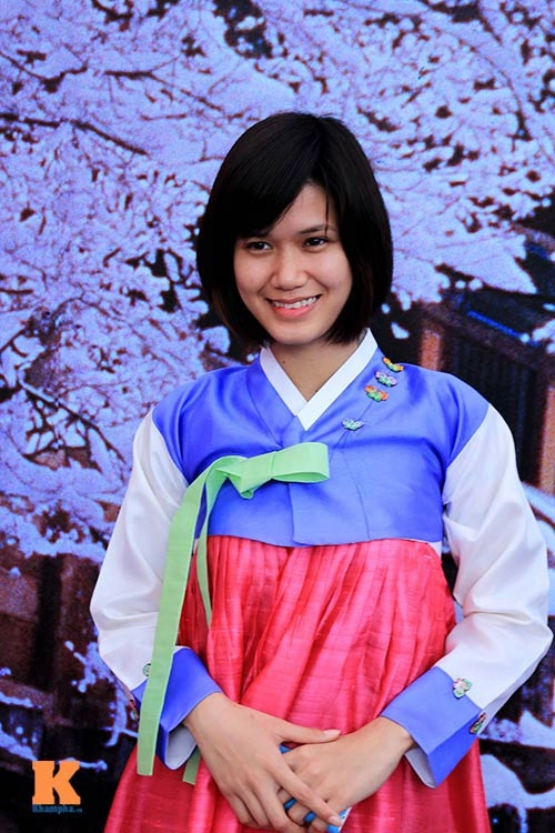 Thiêu nư viêt xinh tươi sươn xam hanbok