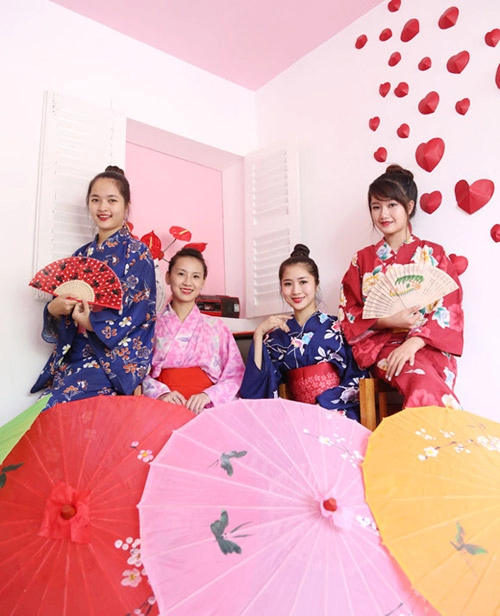 Thiêu nư viêt xinh tươi sươn xam hanbok