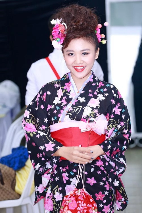 Thiêu nư viêt xinh tươi sươn xam hanbok